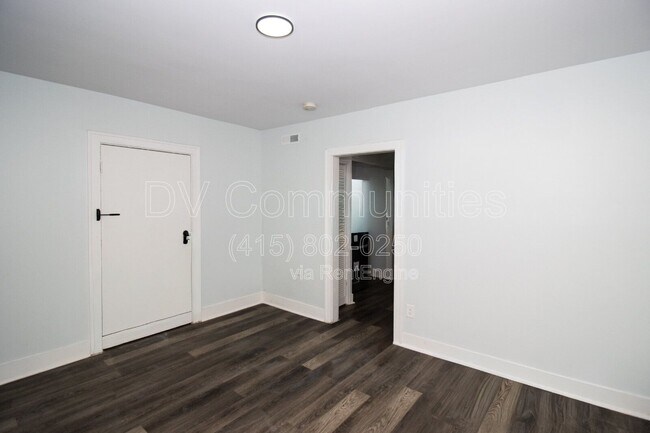 Building Photo - 3300 E 149th St