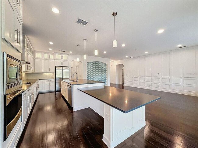 Building Photo - 10701 Laurel Vista Way