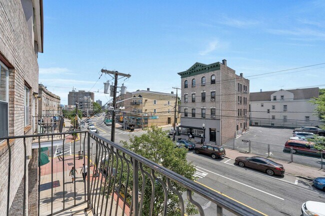 Building Photo - 4413 Park Ave