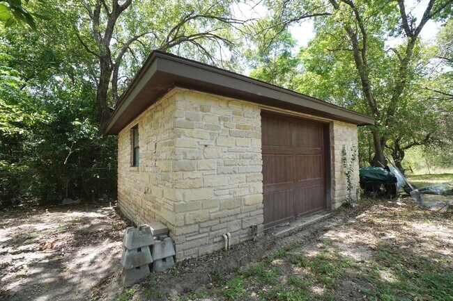 Building Photo - 8 Woodhollow Trail