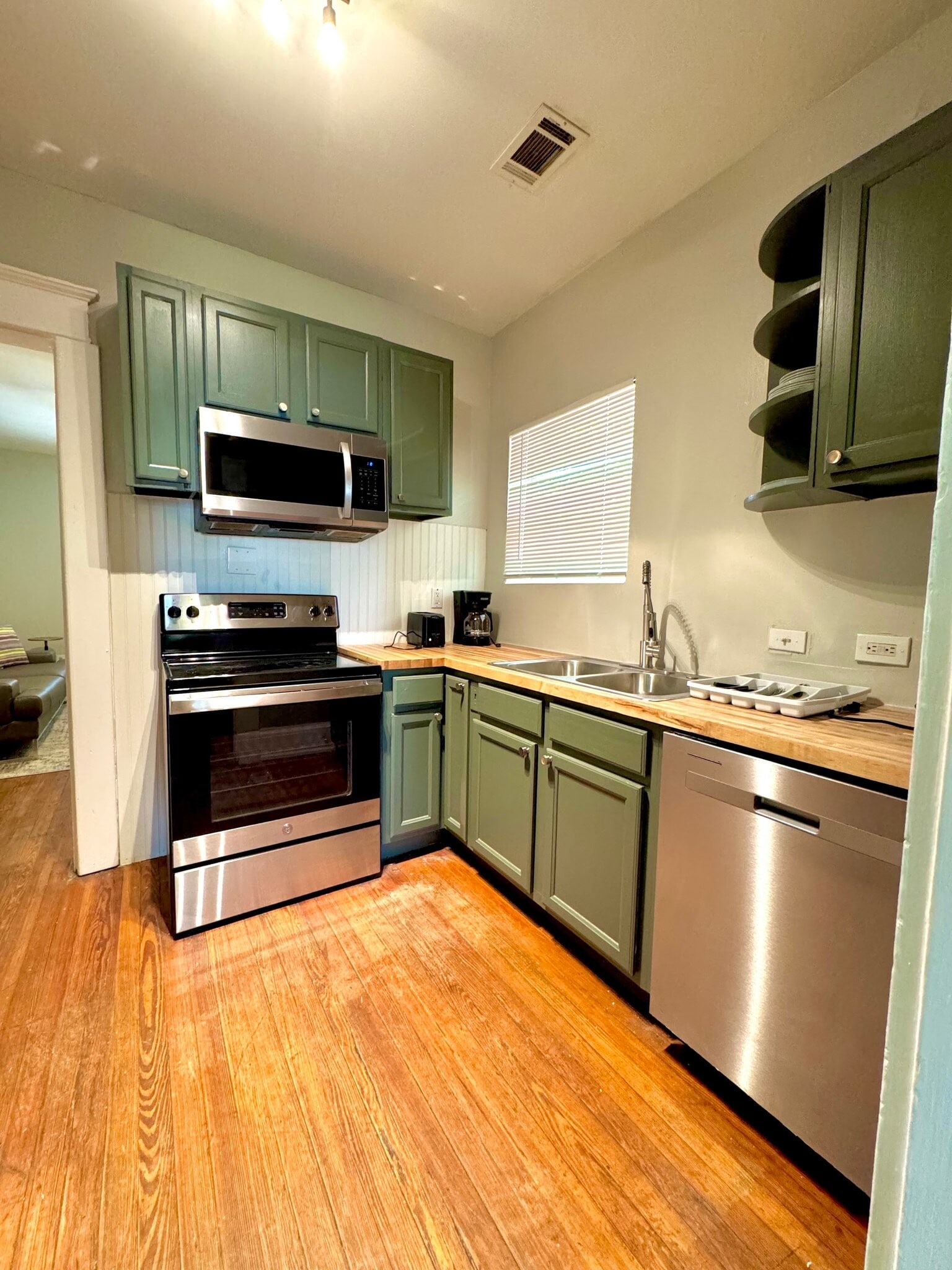 Building Photo - 658 Cascade Ave SW