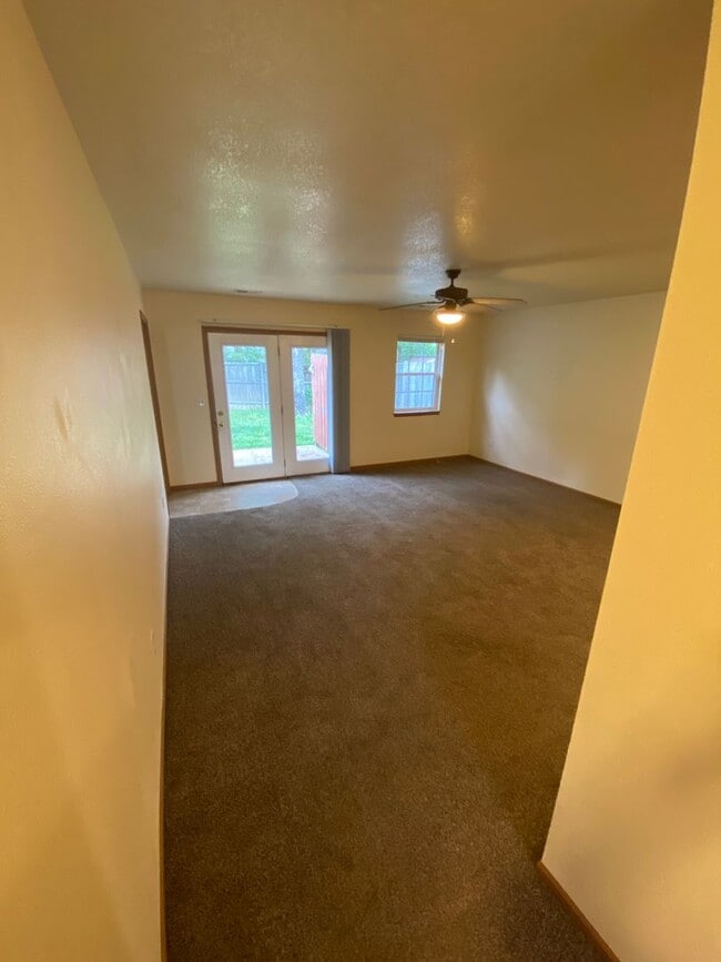 Building Photo - Beautiful 2 bedroom 1 bathroom duplex close to FLW!!
