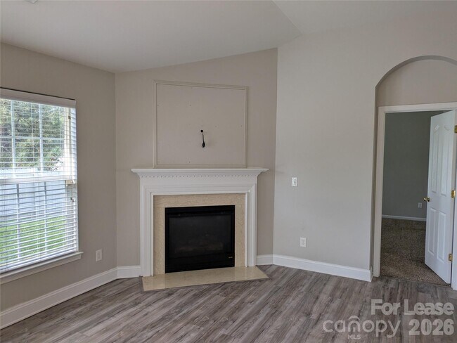 Building Photo - 141 Golden Valley Dr