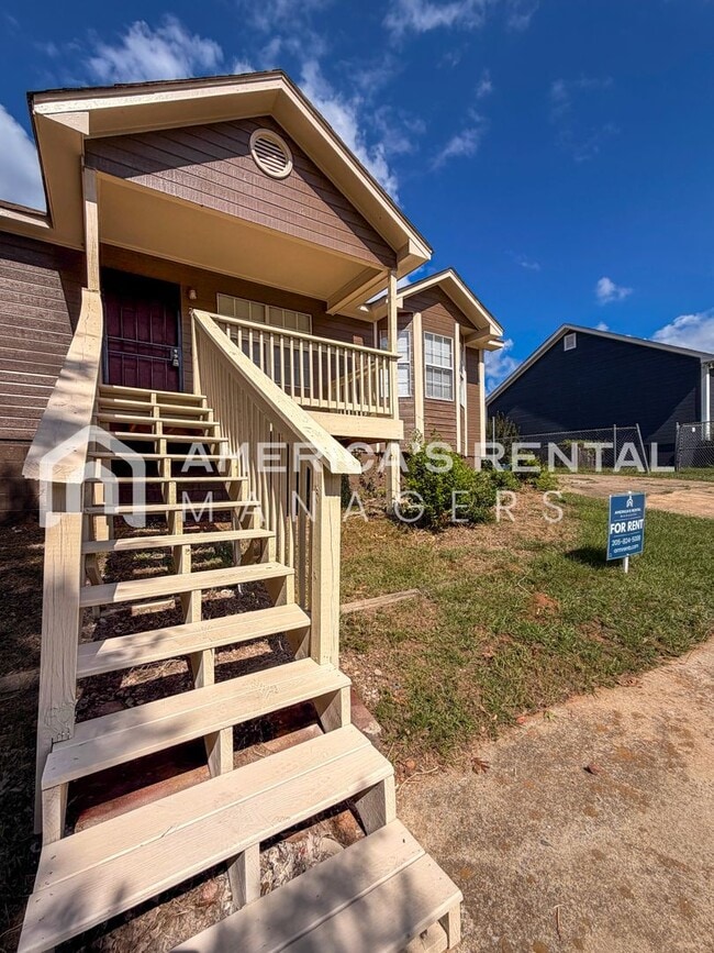 Building Photo - Modern 3BR/2BA – Easy Commute to Downtown!