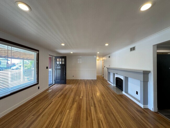 Building Photo - 2414 W. Bruneau Ave. 4 Bedroom, 2 bath!