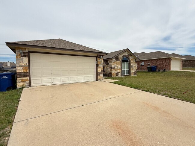 Building Photo - AMAZING RENT SPECIAL WITH IMMEDIATE MOVE IN - SECTION 8 ACCEPTED!