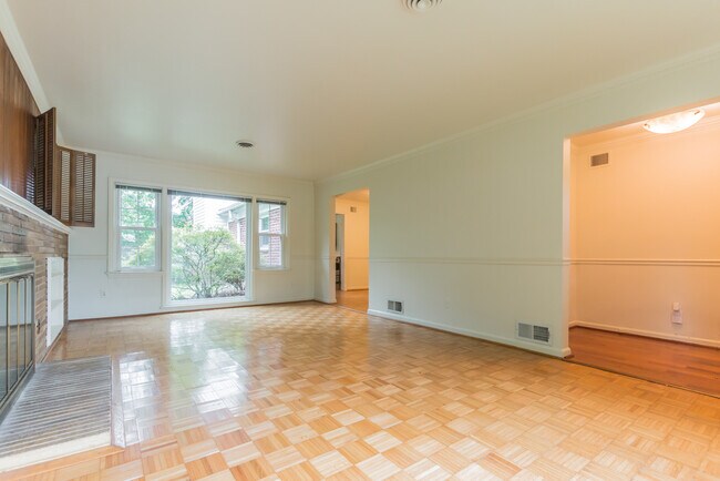 Building Photo - 9702 Bellevue Dr