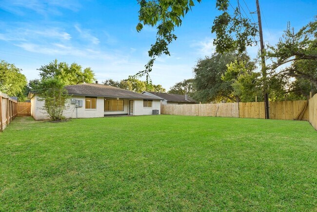 Building Photo - 2322 Aprilmont Dr