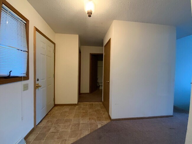 Building Photo - 4 Bedroom 3 Bath Condo