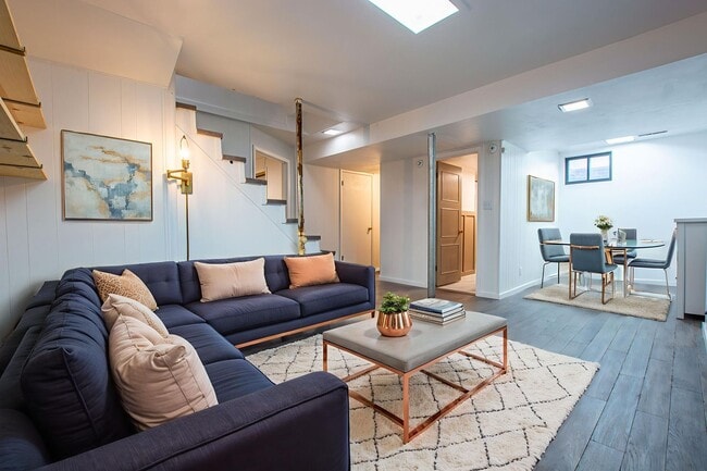 Building Photo - Adorable 2 Bedroom / 2 Bath Home in Aksarben with Washer/Dryer and Fenced Backyard!