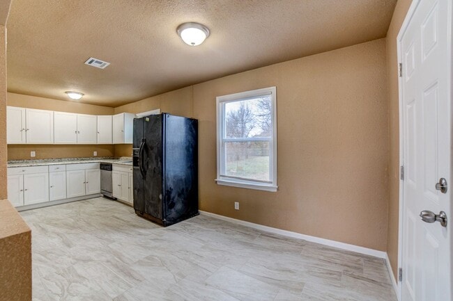 Building Photo - 3 Bed / 1 Bath in Tulsa!