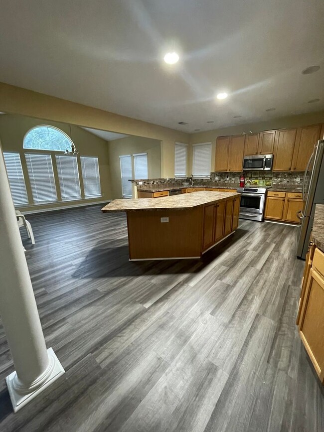 Building Photo - Lovely 5 Bedroom with 3 bathrooms / Commun...