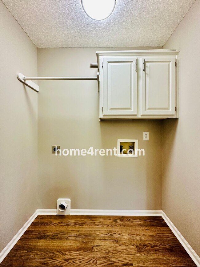 Building Photo - Wonderful Belton Home w/ Wood Floors, Finished Basement and Fenced Yard!