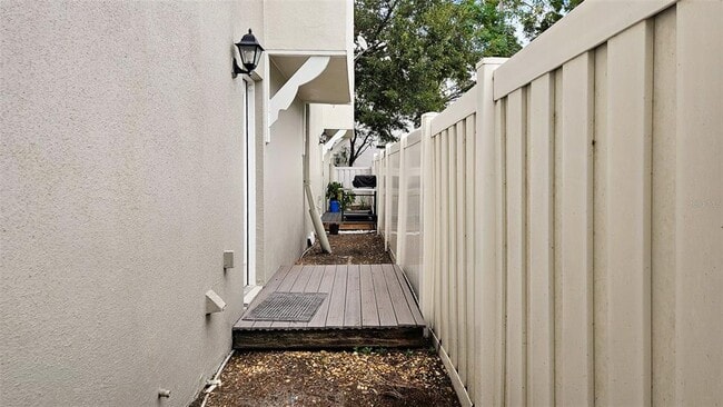 Building Photo - 608 S Matanzas Ave