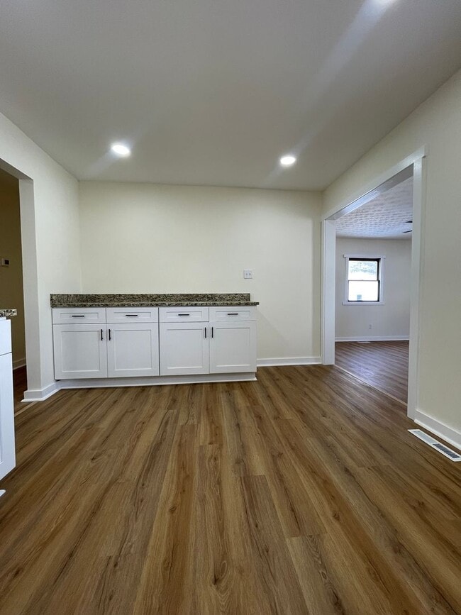 Building Photo - Charming Remodeled 3BR Home with Modern Finishes and Spacious Fenced in Yard