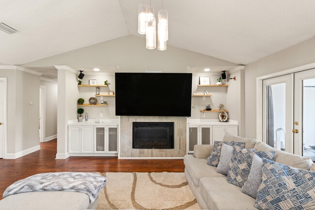 Building Photo - 168 Palmera Ln