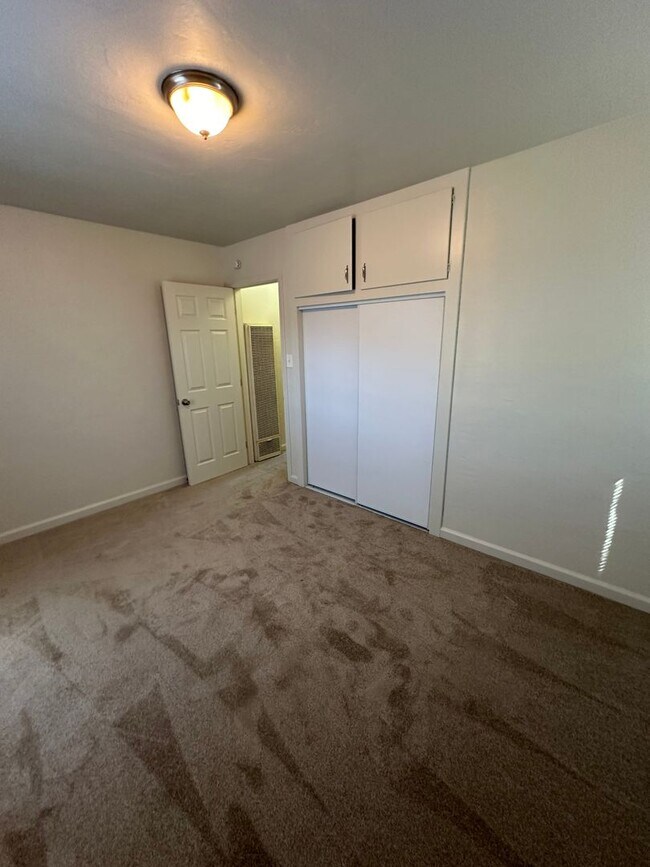 Building Photo - 2 bed/1 bath with garage