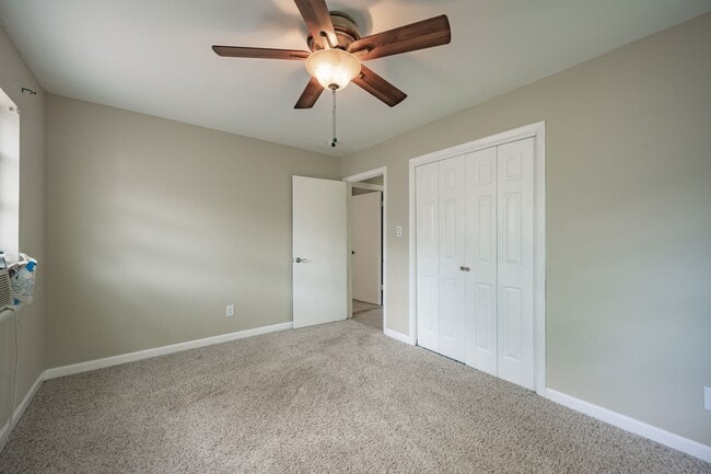 Building Photo - 3 bed 2 bath Near school/park