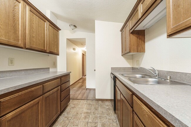 Building Photo - 2 Bedroom 2 Bath with single car garage