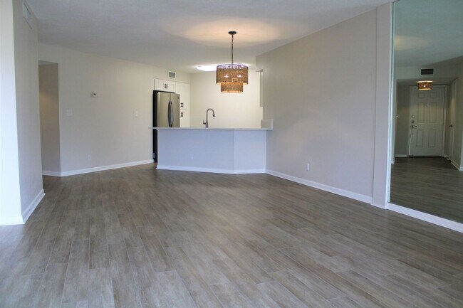 Building Photo - Unfurnished Annual Updated Ground Level 2/2 split plan Condo-Vista Verde East (Isla Del Sol)