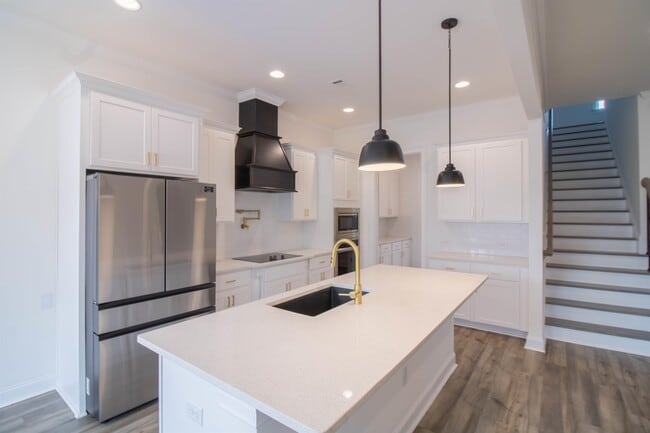 Building Photo - 83 Ivy Lp