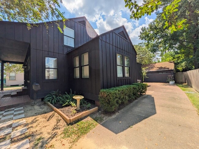 Building Photo - 1417 Central Dr
