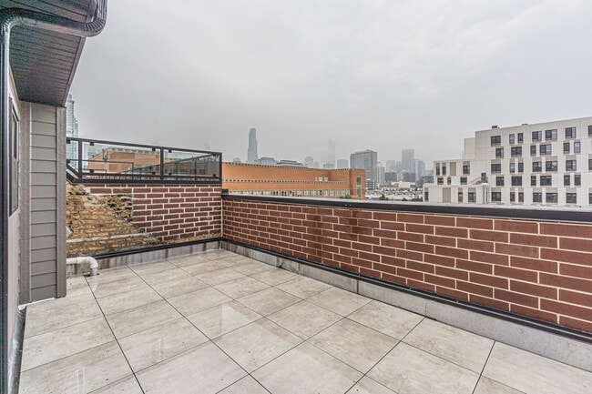 Building Photo - 505 W Elm St
