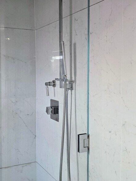 Building Photo - 3004 Kelton Ave