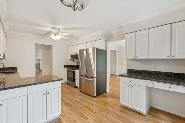 Building Photo - Spacious, Renovated Townhome Near Vienna M...