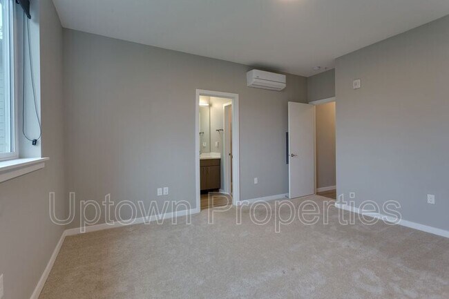 Building Photo - 3563 N Gantenbein Ave