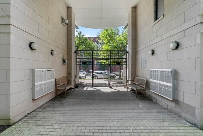 Building Photo - 1716 E 54th St