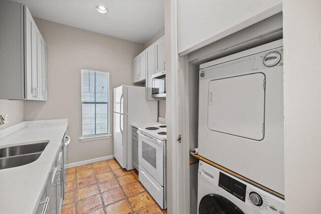 Building Photo - 712 Graham Pl