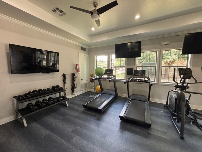 Building Photo - 4925 Cromwell Dr