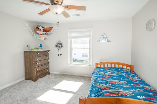 Building Photo - GORGEOUS 5 BEDROOM HOME LOCATED IN SALEM W...