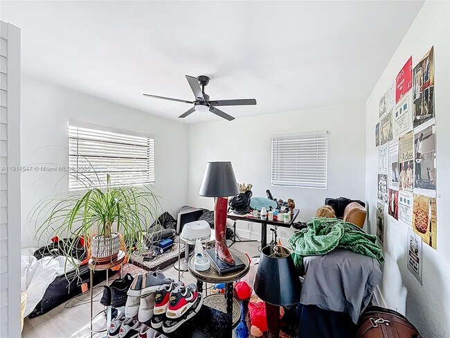 Building Photo - 600 N 66 Terrace