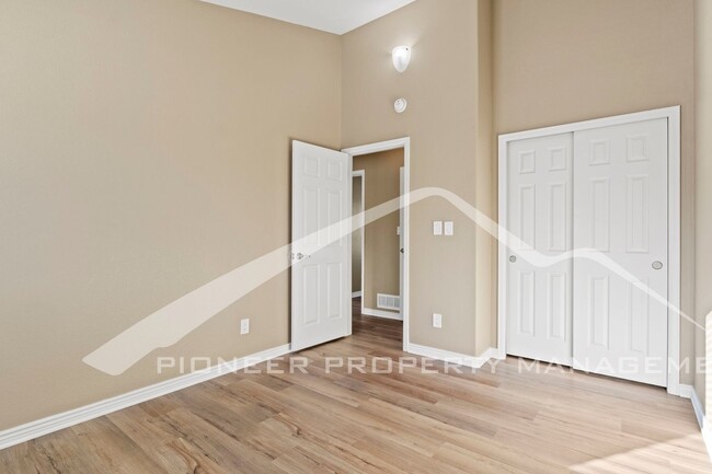 Building Photo - Newly Renovated 4-Bedroom Home in Highly D...