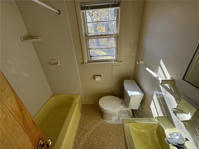 Building Photo - 16 Summit St