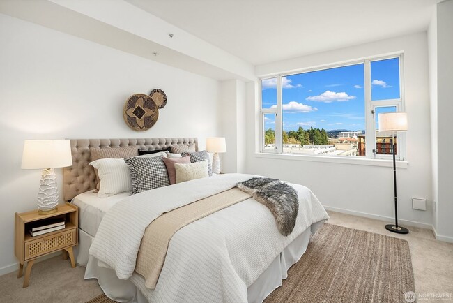 Building Photo - 2Bd/1.75Ba Bellevue Condo