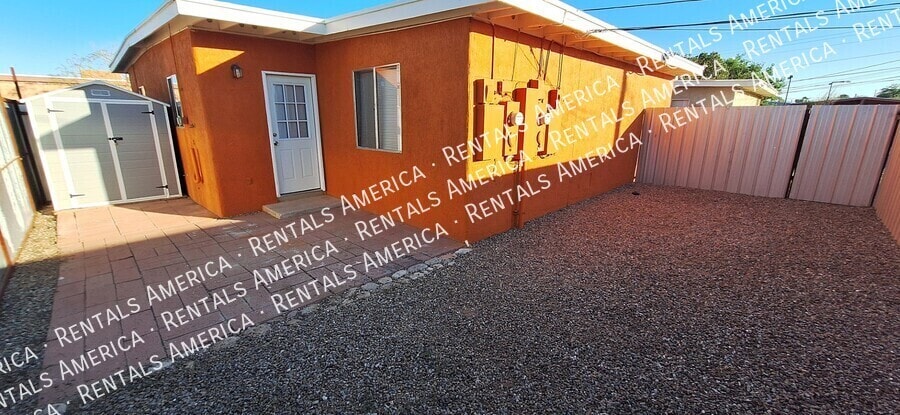 Building Photo - 1226 N Bryant Ave