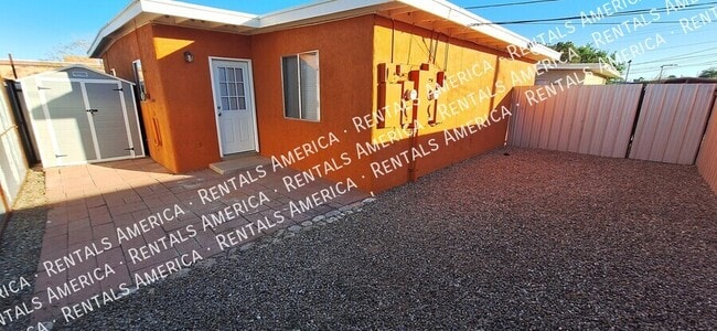 Building Photo - 1226 N Bryant Ave