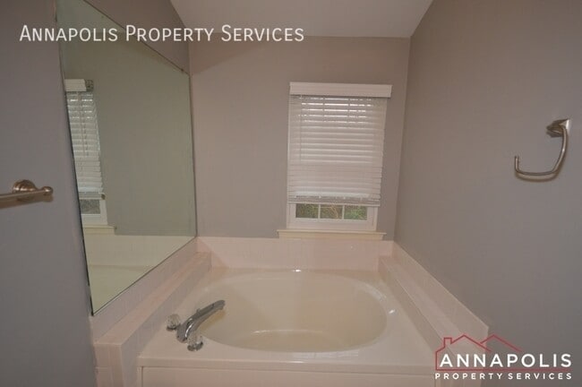 Building Photo - 546 Francis Nicholson Way