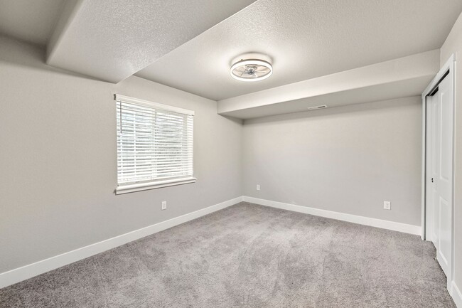 Building Photo - Spacious, updated, & low maintance close t...