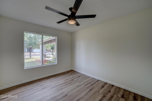 Building Photo - 7113 W Sunnyside Dr