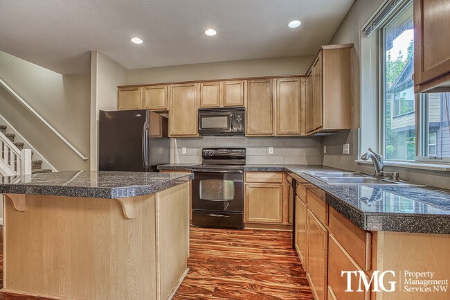 Building Photo - Gorgeous Four Bedroom Townhome in Hillsbor...