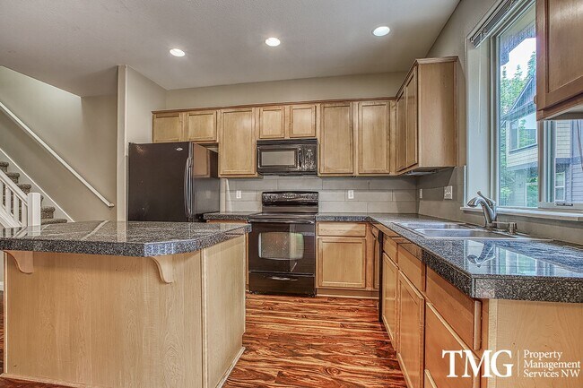 Building Photo - Wonderful 4 bed 2.5 Bath Townhome in Hills...