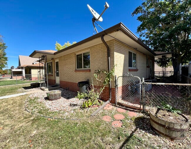 Building Photo - 3118 S Acoma St