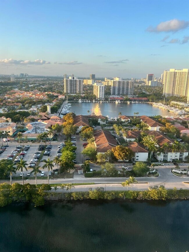 Building Photo - 3625 N Country Club Dr