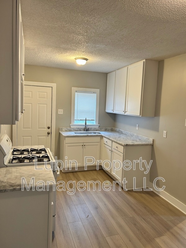 Building Photo - 2406 Forest Ave