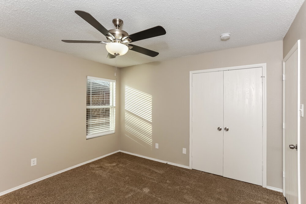 Building Photo - 947 Medina Dr