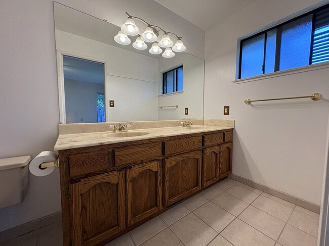 Building Photo - Spacious 3BD/2BA Redwood City Home | Two L...